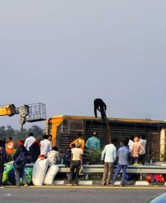 पलटी स्‍लीपर बस