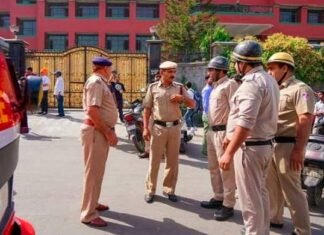 CBSE एग्जाम के बीच कई स्कूलों को मिली बम से उड़ाने की धमकी, मचा हड़कंप बम की धमकी