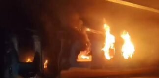 बर्दवान में स्टेशन पर लगी ट्रेन में आग, यात्रियों में मची अफरा-तफरी ट्रेन में आग