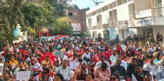 TET अनिवार्यता के खिलाफ शिक्षकों ने किया लखनऊ में प्रदर्शन, की जमकर नारेबाजी टीईटी