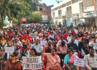 TET अनिवार्यता के खिलाफ शिक्षकों ने किया लखनऊ में प्रदर्शन, की जमकर नारेबाजी टीईटी