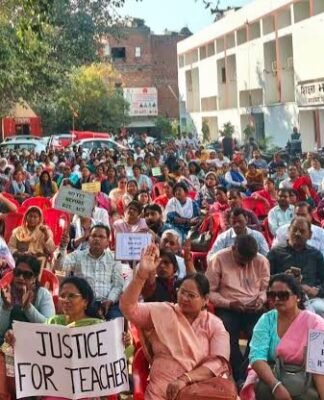 TET अनिवार्यता के खिलाफ शिक्षकों ने किया लखनऊ में प्रदर्शन, की जमकर नारेबाजी टीईटी