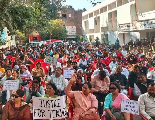TET अनिवार्यता के खिलाफ शिक्षकों ने किया लखनऊ में प्रदर्शन, की जमकर नारेबाजी टीईटी