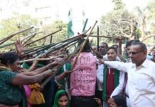 लाठी-डंडों से लैस आक्रोशित किसानों ने किया एलडीए का घेराव, पिटाई कर फूंका पुतला, अफसरों पर लगाया फूट डालने का आरोप एलडीए का पुतला