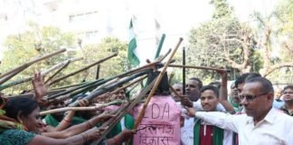 लाठी-डंडों से लैस आक्रोशित किसानों ने किया एलडीए का घेराव, पिटाई कर फूंका पुतला, अफसरों पर लगाया फूट डालने का आरोप एलडीए का पुतला