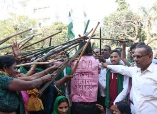 लाठी-डंडों से लैस आक्रोशित किसानों ने किया एलडीए का घेराव, पिटाई कर फूंका पुतला, अफसरों पर लगाया फूट डालने का आरोप एलडीए का पुतला