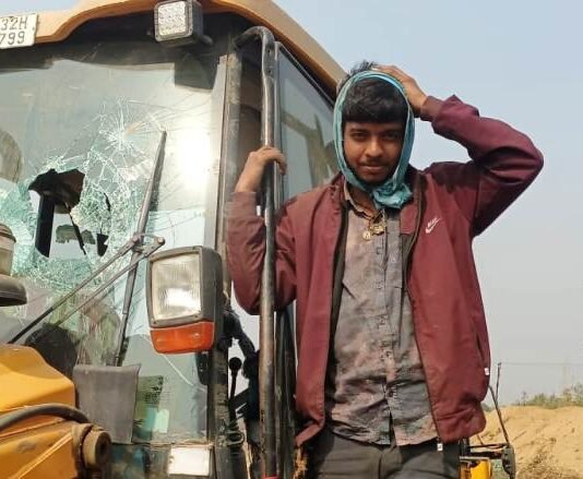 गांव में अवैध निर्माण तोड़ने पहुंची LDA टीम पर हमला, ग्रामीणों ने पथराव कर तोड़ा बुलडोजर, पिटाई में ड्राइवर का सिर फूटा गांव में अवैध निर्माण