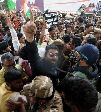 UGC एक्ट के विरोध में सवर्ण मोर्चा ने लखनऊ में किया उग्र प्रदर्शन, पुलिस से धक्का-मुक्की सवर्ण मोर्चा