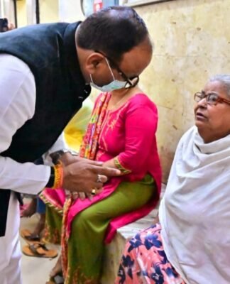 चिनहट CHC हॉस्पिटल का डिप्टी सीएम ने किया औचक निरीक्षण, मिली खामियों पर प्रभारी को लगाई फटकार औचक निरीक्षण