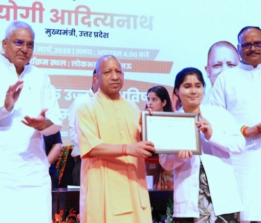 CM योगी ने नर्सिंग अधिकारियों को सौंपे नियुक्ति पत्र, गिनाईं उपलब्धियां सीएम योगी