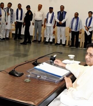 पदाधिकारियों से बैठक में मायावती ने की संगठन की जमीनी-आर्थिक मजबूती व चुनावी तैयारियों की समीक्षा मायावती