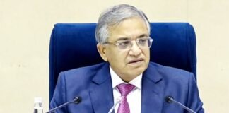 पश्चिम बंगाल के बाद अब चुनाव आयोग ने केरल के पांच अधिकारियों का किया ट्रांसफर चुनाव आयोग