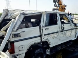 लखनऊ से अयोध्या जा रही तेज रफ्तार बोलेरो पलटी, महिलाओं समेत तीन की मौत, सात घायल बोलेरो का टायर फटा