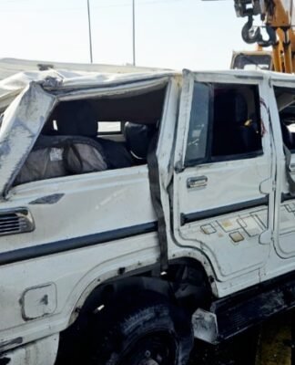 लखनऊ से अयोध्या जा रही तेज रफ्तार बोलेरो पलटी, महिलाओं समेत तीन की मौत, सात घायल बोलेरो का टायर फटा