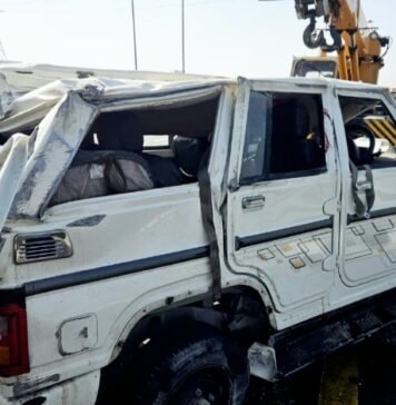 लखनऊ से अयोध्या जा रही तेज रफ्तार बोलेरो पलटी, महिलाओं समेत तीन की मौत, सात घायल बोलेरो का टायर फटा