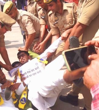 रसोई गैस संकट के खिलाफ आप की छात्रविंग ने किया प्रदर्शन रसोई गैस