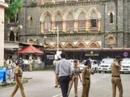 बम से उड़ाने की धमकी