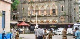 बम से उड़ाने की धमकी