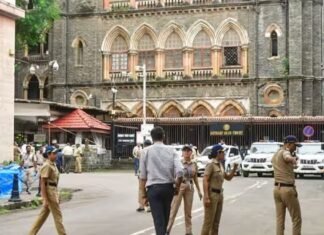 बम से उड़ाने की धमकी