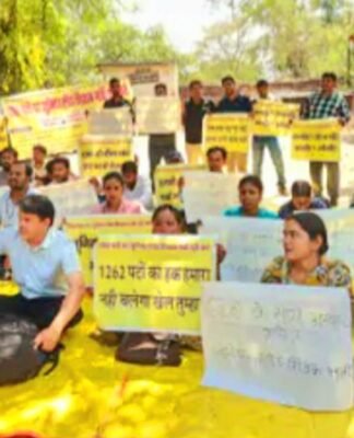 लखनऊ में शिक्षक अभ्यर्थियों ने SCERT ऑफिस घेराव कर की जमकर नारेबाजी शिक्षक अभ्यर्थी