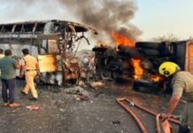 आंध्र प्रदेश में प्राइवेट बस की ट्रक से टक्कर में लगी भीषण आग, 14 यात्रियों की जिंदा जलकर मौत बस में लगी आग