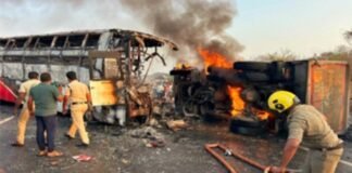 बस में लगी आग