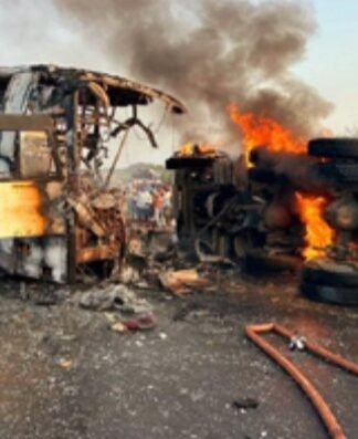 बस में लगी आग