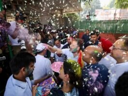 राहुल गांधी, मायावती व प्रियंका ने दी देशवासियों को होली की शुभकामनाएं होली खेलते राहुल गांधी