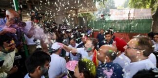 होली खेलते राहुल गांधी