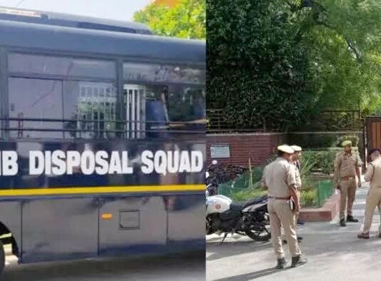 दिल्ली के तीन स्कूलों को मिली बम से उड़ाने की धमकी, मचा हड़कंप स्कूल में बम की धमकी