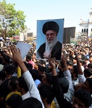 खामनेई की मौत पर लखनऊ में प्रदर्शन, तीन दिन शोक का ऐलान लखनऊ में प्रदर्शन