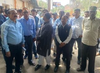 निजीकरण व कार्रवाईयों से परेशान बिजली कर्मियों ने पावर कॉरपोरेशन के खिलाफ खोला मोर्चा, दी चेतावनी निजीकरण का विरोध