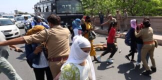 शोषण से त्रस्त CM हेल्पलाइन 1076 के कर्मियों ने सड़कों पर किया प्रदर्शन, मुख्यमंत्री आवास का घेराव करने से पुलिस ने जबरन रोका सीएम हेल्पलाइन