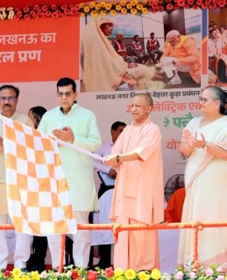 CM योगी ने किया 250 इलेक्ट्रिक व CNG वाहनों का लोकार्पण, पूर्व सरकारों पर भी बोला हमला सीएम योगी