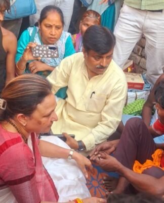 लखनऊ अग्निकांड के पीड़ितों से मिला कांग्रेस प्रतिनिधिमंडल, व्यक्त की संवेदनाएं लखनऊ अग्निकांड