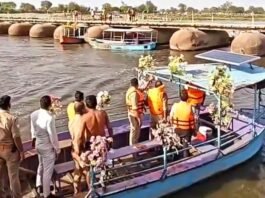 वृंदावन में बड़ा हादसा, यमुना नदी में पलटा स्टीमर, नौ श्रद्धालुओं की मिली लाश, कई लापता पलटा स्टीमर