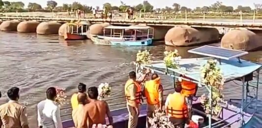 वृंदावन में बड़ा हादसा, यमुना में पलटा स्टीमर, दस श्रद्धालुओं की मिली लाश, कई लापता पलटा स्टीमर