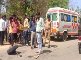 सीतापुर में टूरिस्ट बस-कार की टक्कर, चालक घायल बस-कार की टक्कर