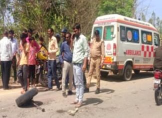 सीतापुर में टूरिस्ट बस-कार की टक्कर, चालक घायल बस-कार की टक्कर