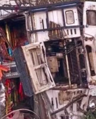 UP में भीषण सड़क हादसा, बारातियों से भरी बस-ट्रक से टकराई, छह की मौत, सात घायल भीषण सड़क हादसा