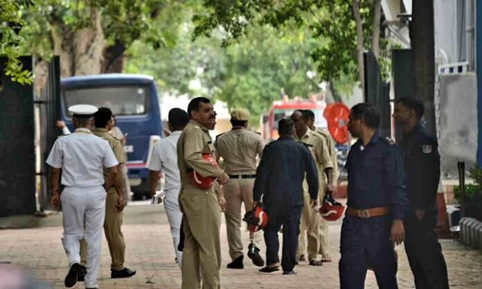 ब्लास्ट की धमकी