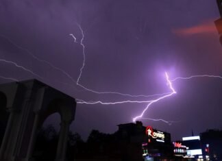 लखनऊ में एकाएक बदला मौसम का तेवर, तेज गरज-चमक के साथ झमाझम बरसा पानी लखनऊ में एकाएक बारिश