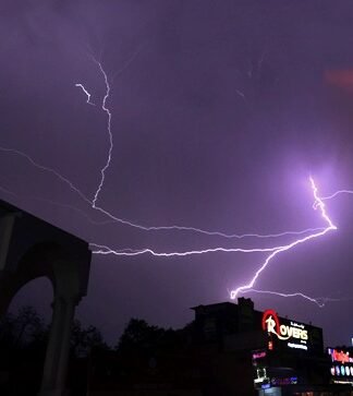 लखनऊ में एकाएक बदला मौसम का तेवर, तेज गरज-चमक के साथ झमाझम बरसा पानी लखनऊ में एकाएक बारिश