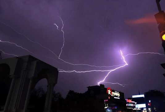 लखनऊ में एकाएक बारिश