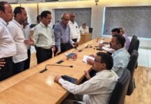 घर के पड़ोस में LDA इंजीनियरों ने बनवा दिया छह मंजिला अवैध अपार्टमेंट, ध्वस्तीकरण आदेश के बाद फाइल गायब, बुजुर्ग ने जनता अदालत में लगाई VC से गुहार जनता अदालत