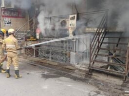 नाका के इलेक्ट्रॉनिक गोदाम में लगी भीषण आग, लाखों का सामान जलकर खाक इलेक्ट्रॉनिक गोदाम में आग