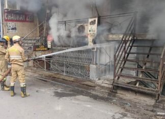 नाका के इलेक्ट्रॉनिक गोदाम में लगी भीषण आग, लाखों का सामान जलकर खाक इलेक्ट्रॉनिक गोदाम में आग