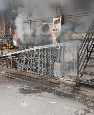 नाका के इलेक्ट्रॉनिक गोदाम में लगी भीषण आग, लाखों का सामान जलकर खाक इलेक्ट्रॉनिक गोदाम में आग