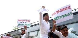 पंचायत चुनाव कराने के लिए सपाईयों ने किया प्रदर्शन, योगी सरकार पर लगाया जानबूझकर देर करने का आरोप यूपी पंचायत चुनाव