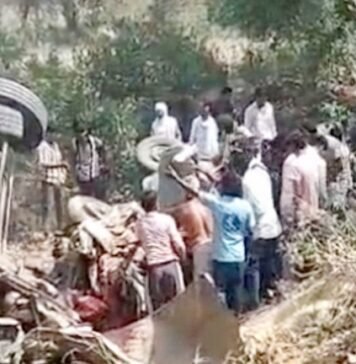 यूपी: चंद्रिका देवी मंदिर से लौट रहे परिवार के बोलेरो की डंपर से हुई टक्कर, मां-बेटी समेत छह की मौत, चार घायल सड़क हादसा